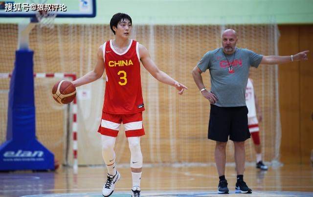 面对无处不在的指责，她们眼神无辜却依旧坚定